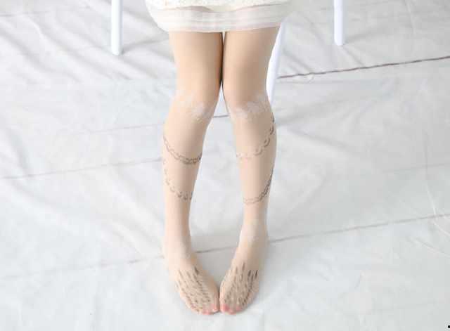 捆白丝袜小学女生图片,捆白丝袜的小女生，展现青春活力